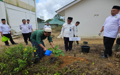 Kolaborasi KUA Simpangkatis dan MAN ICBT, Gerakan Penanaman Pohon Catin Produktif Wujud Kepedulian Lingkungan
