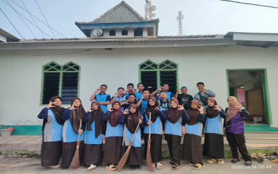 Semangat Bakti di Hari Pramuka, Pramuka MAN IC Bangka Tengah Bersihkan Rumah Ibadah