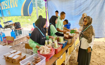 UMKM OSIM MAN Insan Cendekia Bangka Tengah Suguhkan Jajanan Kreatif untuk Para Tamu