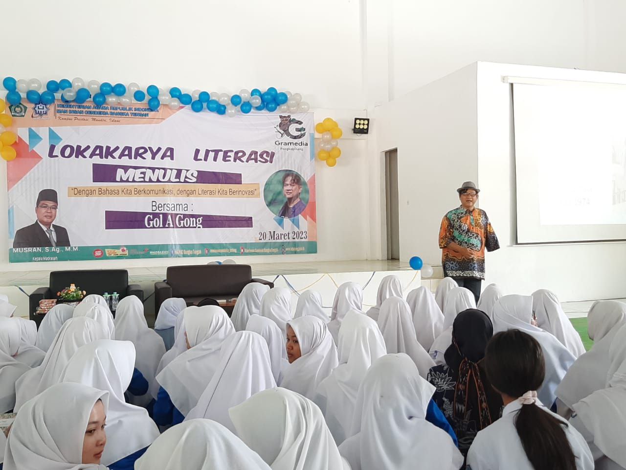 Gol A Gong saat menyampaikan materi kepada peserta Lokakarya Literasi Menulis di Gedung Pusat Pembelajaran Terpadu MAN IC Bangka Tengah.