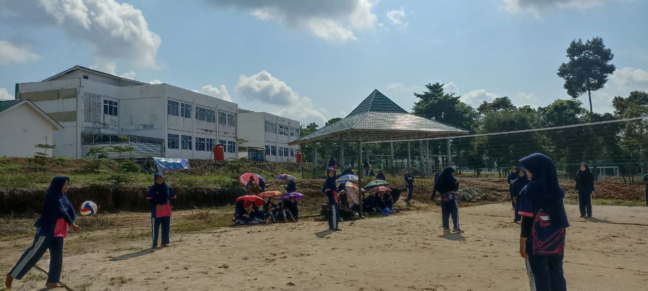 Suasana pertandingan voli putri pada KOSIC 2025.